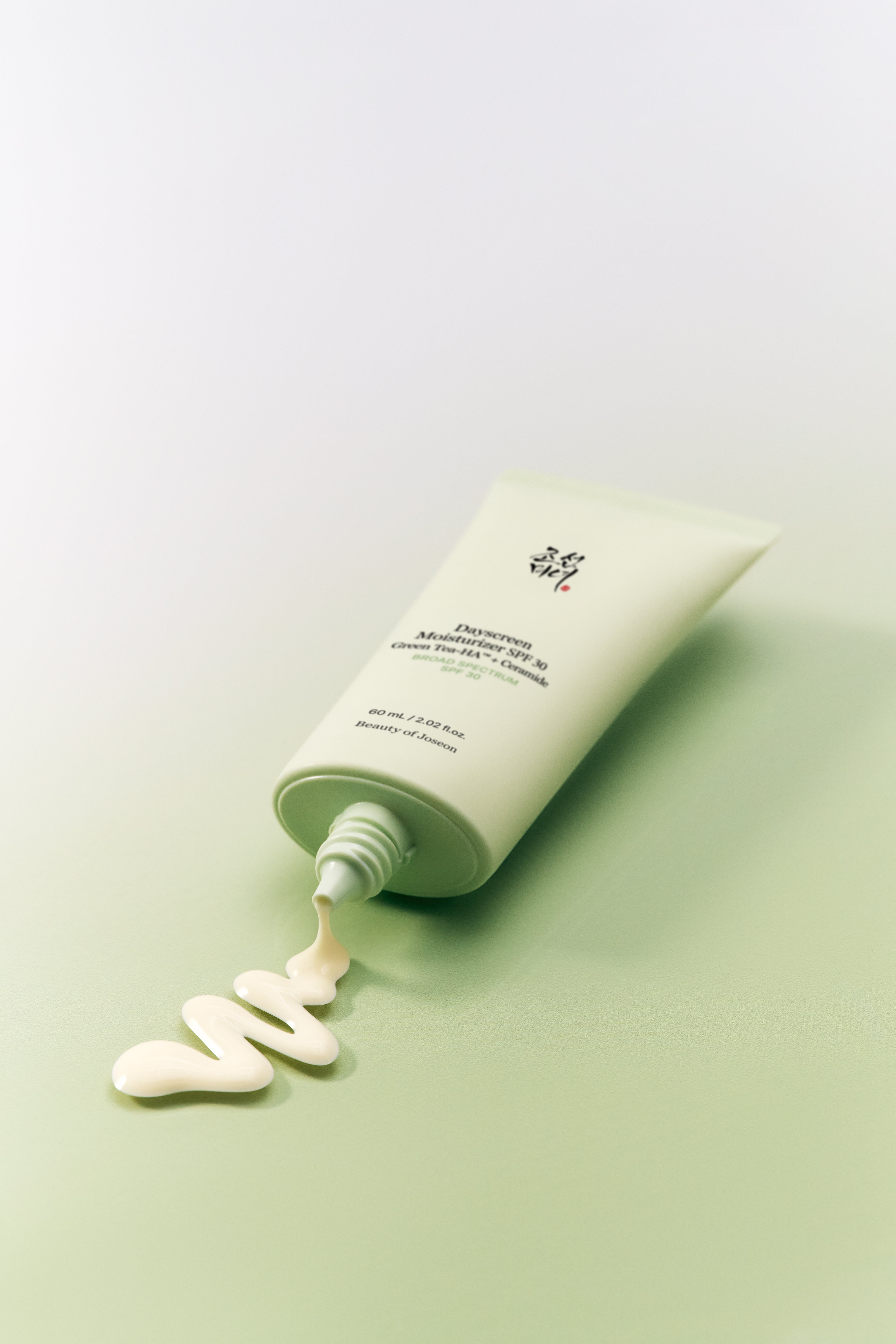 Meet Our Weightless, Traceless Dayscreen Moisturizer SPF 30