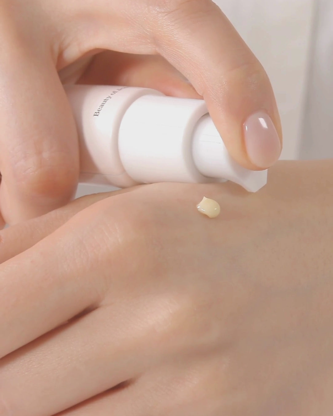 Revive Eye Serum : Ginseng + Retinal - video background